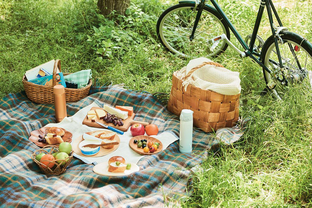 Picnic with insulated flasks